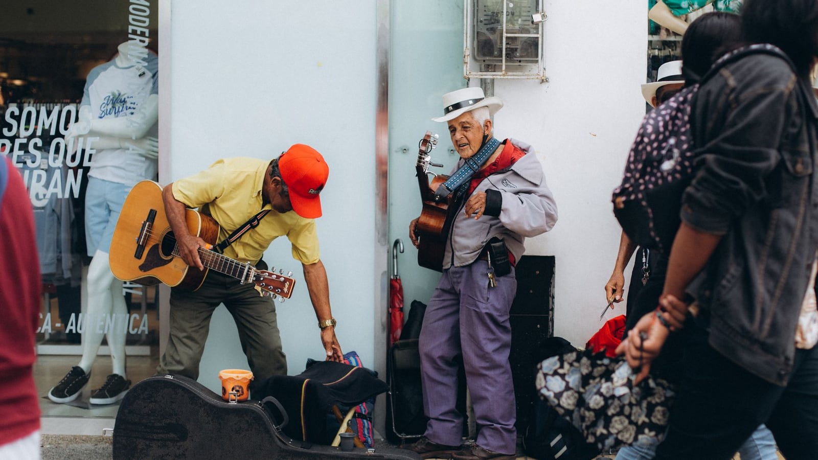 Ein Musiker transportiert sicher ein Instrument in einem Hartschalenkoffer durch Graz